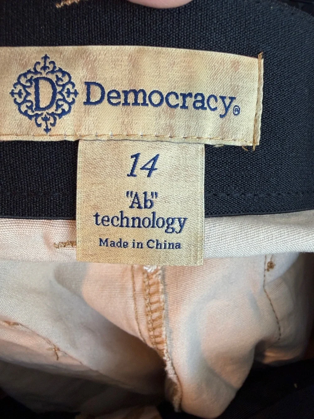 Democracy Leaf-Print Cotton Cargo Roll-Cuff Shorts - Picture 6 of 9
